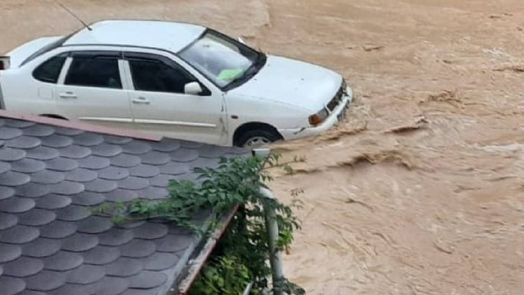 Karadeniz'de sağanak nedeniyle dereler taştı, yollar kapandı